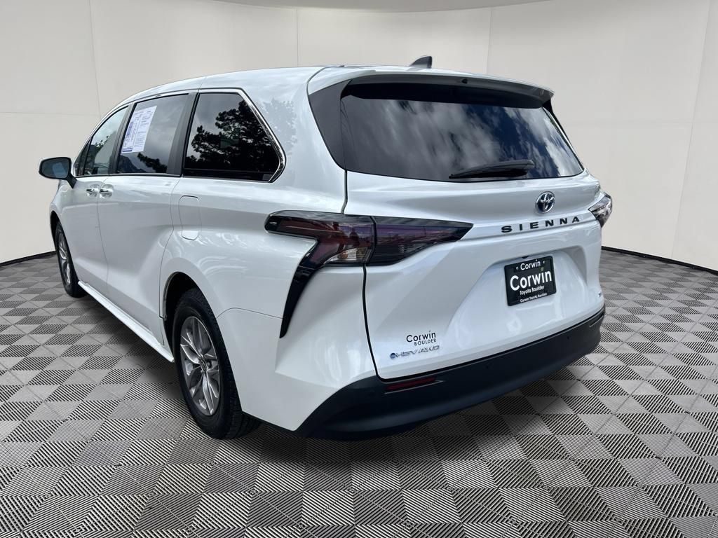 Used 2025 Toyota Sienna XLE AWD/4WD image 5