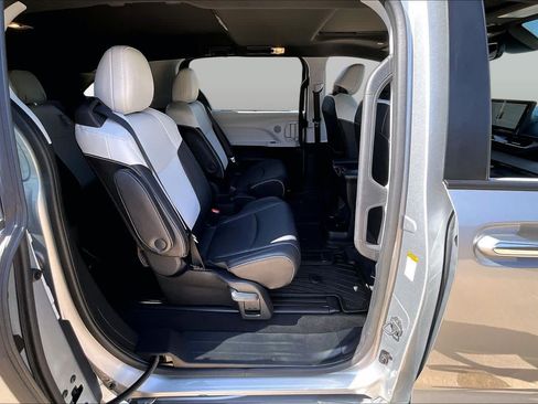 Used 2025 Toyota Sienna XSE FWD image 19