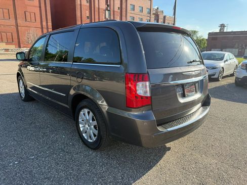 Used 2016 Chrysler Town & Country Touring w/ Driver Convenience Group FWD image 7