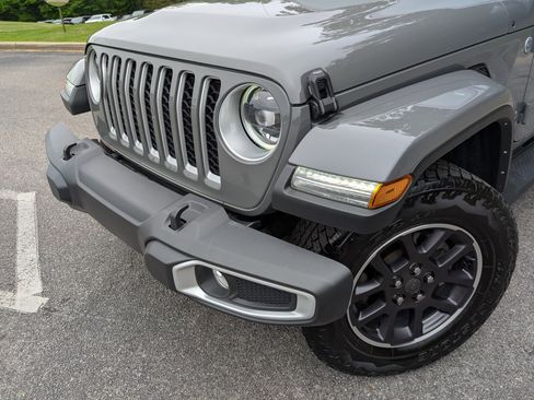 Used 2023 Jeep Gladiator Overland w/ LED Lighting Group AWD/4WD image 13