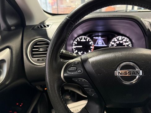 Used 2019 Nissan Pathfinder SV image 11