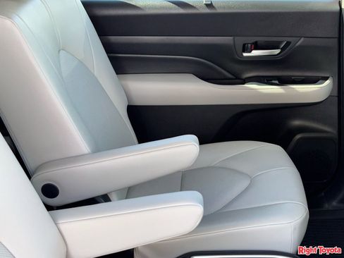 Certified 2025 Toyota Grand Highlander FWD image 14