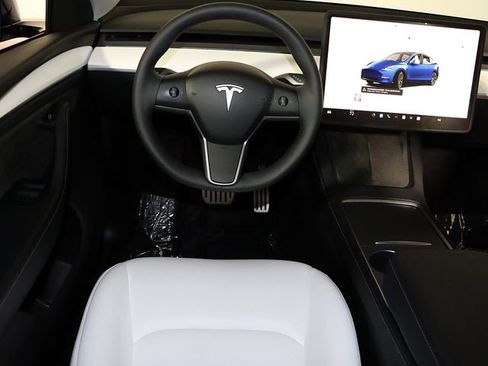 Used 2024 Tesla Model Y Performance image 3