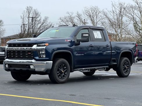 Used 2021 Chevrolet Silverado 2500 LT w/ Convenience Package image 3