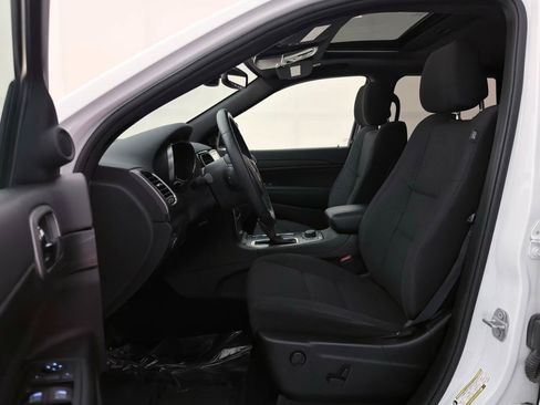 Used 2019 Jeep Grand Cherokee Laredo AWD/4WD image 18