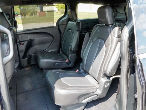 Used 2026 Chrysler Pacifica Select FWD image 16