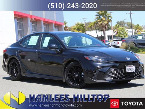 Used 2025 Toyota Camry SE FWD image 1