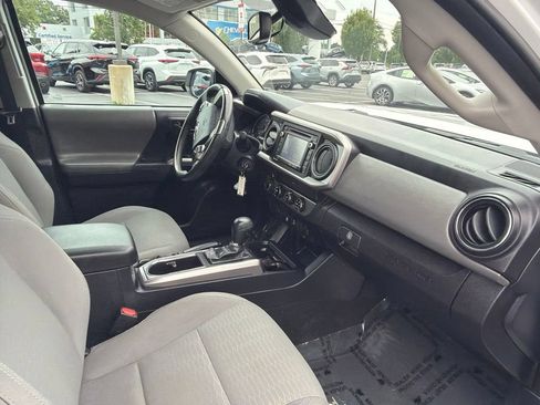Certified 2019 Toyota Tacoma SR5 AWD/4WD image 10