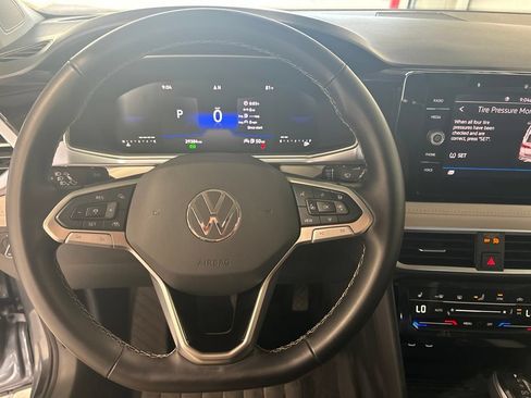 Used 2025 Volkswagen Taos SE FWD image 12