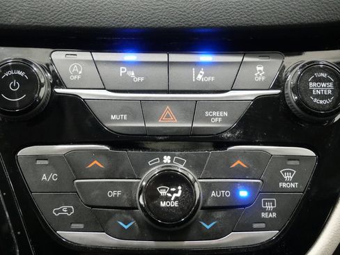 Used 2024 Chrysler Pacifica Touring-L FWD image 19