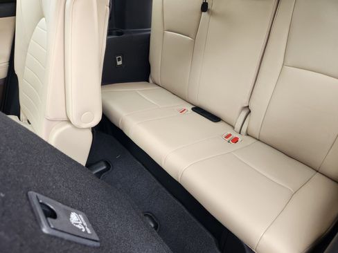 Used 2021 Toyota Highlander XLE FWD image 14