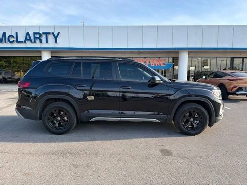 Used 2025 Volkswagen Atlas Peak Edition SE AWD/4WD image 3