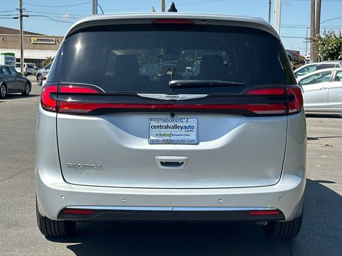 New 2026 Chrysler Pacifica Select image 5