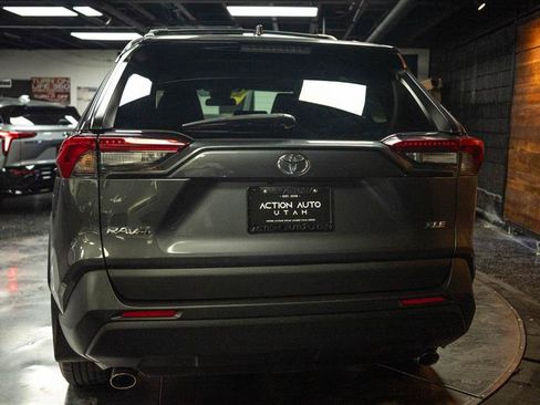 Used 2022 Toyota RAV4 XLE w/ Convenience Package FWD image 6