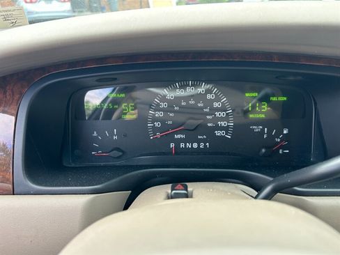 Used 2002 Lincoln Town Car Executive RWD image 16