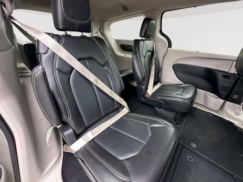 Used 2023 Chrysler Pacifica Touring-L FWD image 21