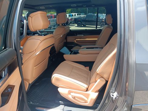 Used 2024 Jeep Grand Wagoneer Series III w/ Quick Order Packagew 28T AWD/4WD image 18
