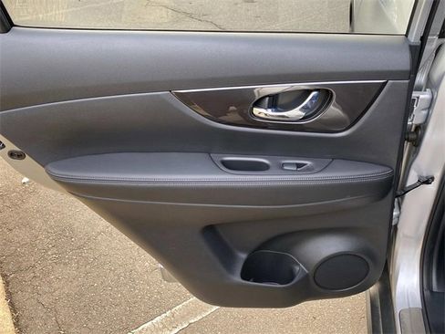 Used 2019 Nissan Rogue SV w/ Premium Package image 10