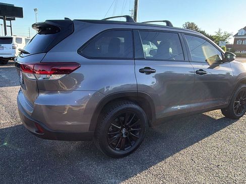 Used 2019 Toyota Highlander SE w/ Nightshade Edition image 5