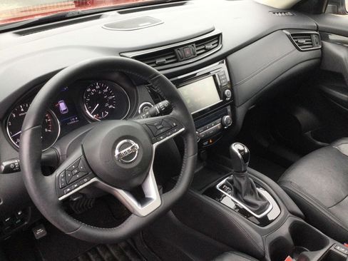 Used 2018 Nissan Rogue SL w/ Premium Package image 13