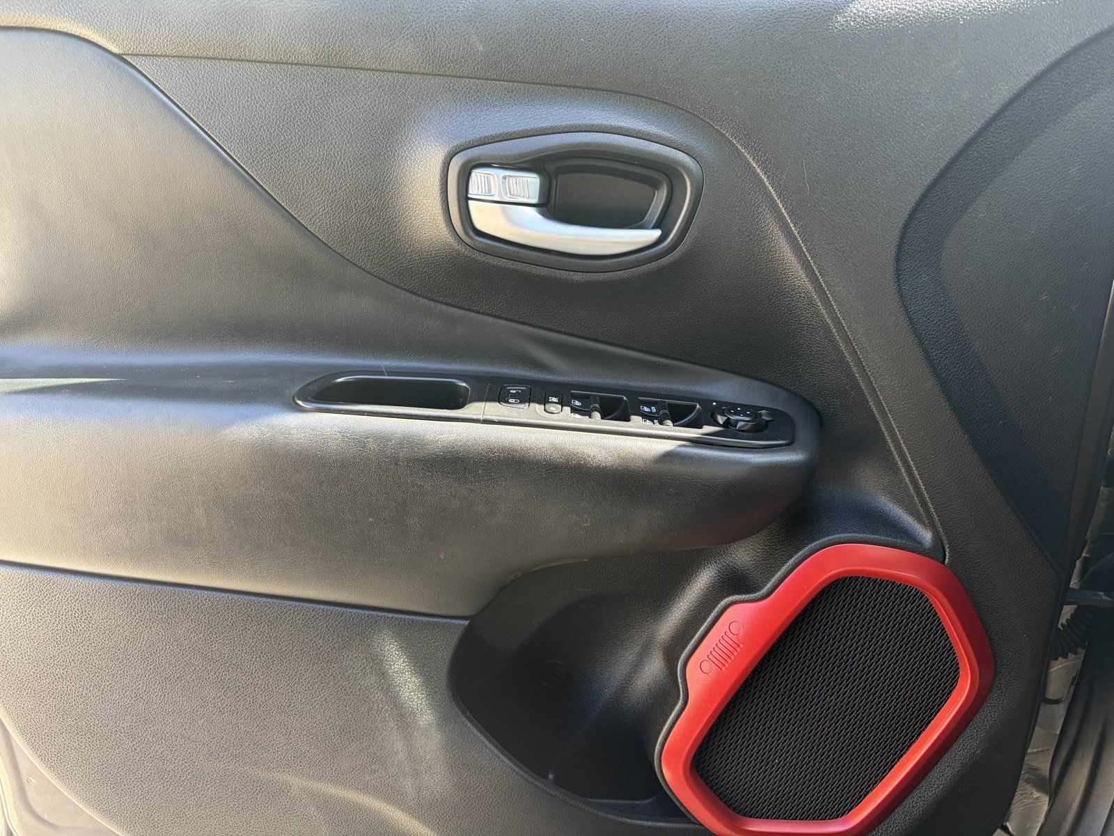 Used 2019 Jeep Renegade Trailhawk AWD/4WD image 15