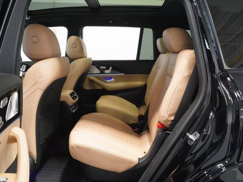 Used 2024 Mercedes-Benz GLS 580 4MATIC image 13