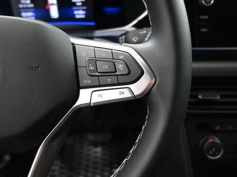 Used 2022 Volkswagen Taos SE image 2