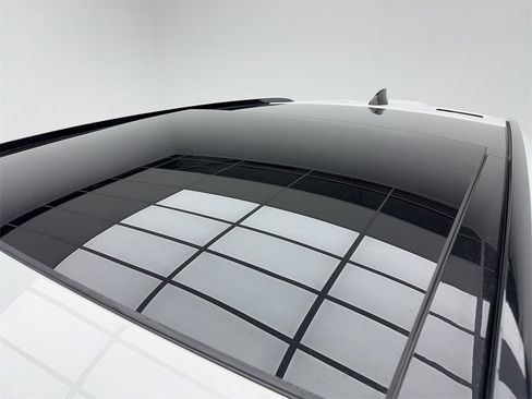 Used 2025 Land Rover Range Rover Velar Dynamic SE image 16