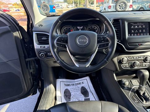 Used 2019 Jeep Cherokee Latitude Plus w/ Cold Weather Group image 16