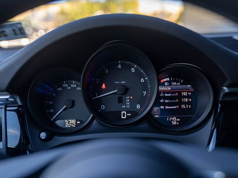 Certified 2025 Porsche Macan image 9