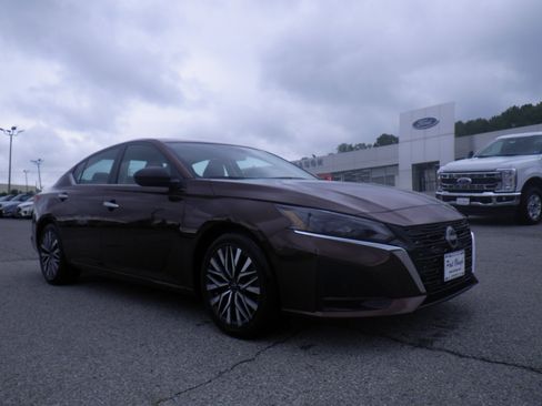 Used 2025 Nissan Altima 2.5 SV FWD image 1