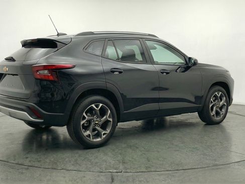 Used 2025 Chevrolet Trax LT FWD image 9