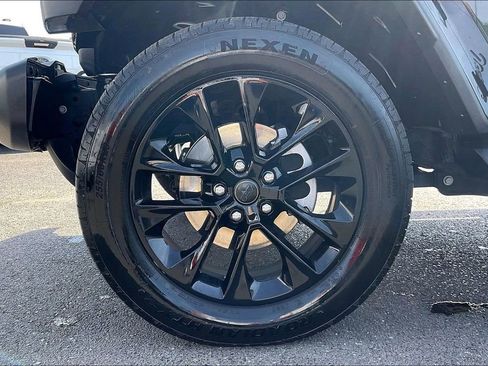 Used 2025 Jeep Wrangler Unlimited Sahara AWD/4WD image 34