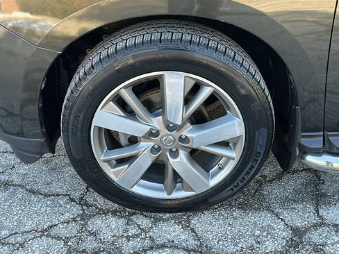 Used 2015 Nissan Pathfinder Platinum w/ Family Entertainment Package image 9