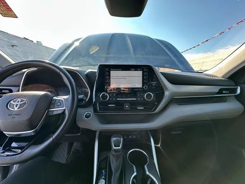 Used 2021 Toyota Highlander XLE image 21