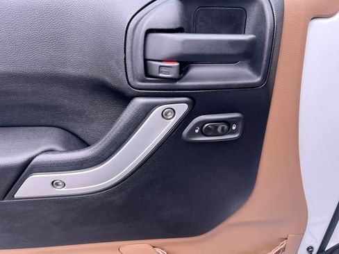 Used 2012 Jeep Wrangler Unlimited Sahara AWD/4WD image 13