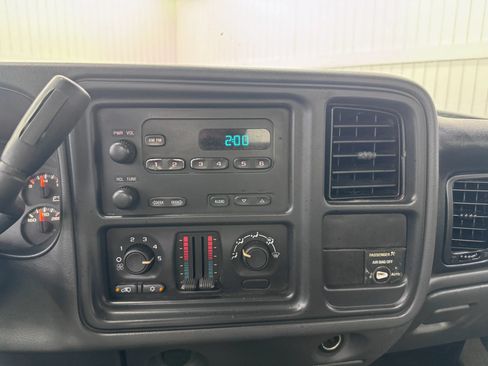 Used 2004 Chevrolet Silverado 1500 W/T RWD image 15