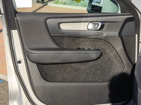 Used 2025 Volvo XC40 B5 Plus image 19