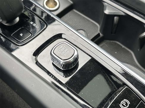 Used 2023 Volvo XC60 B5 Plus image 8