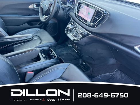 Used 2025 Chrysler Pacifica Select FWD image 17