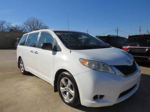 Used 2014 Toyota Sienna L FWD image 3