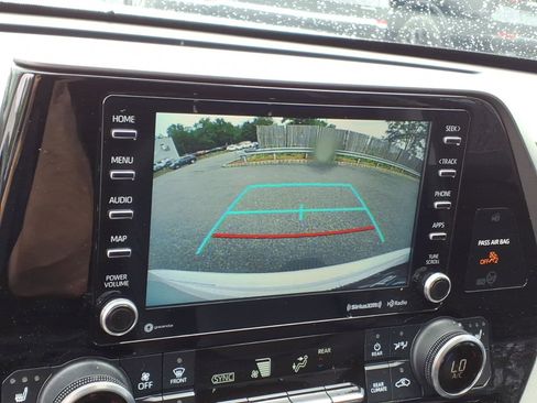 Used 2022 Toyota Highlander XLE AWD/4WD image 21