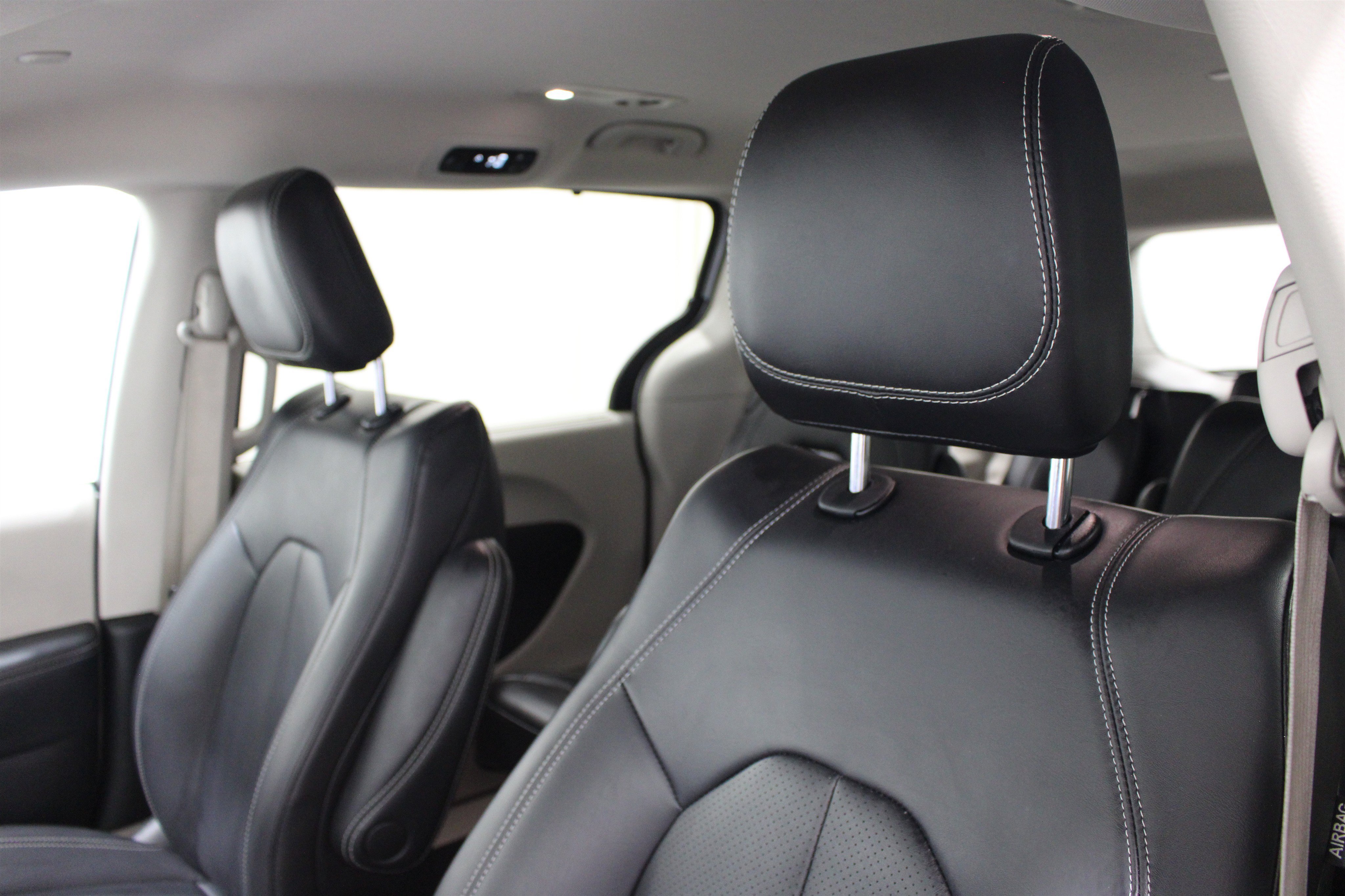 Used 2023 Chrysler Pacifica Touring-L FWD image 4