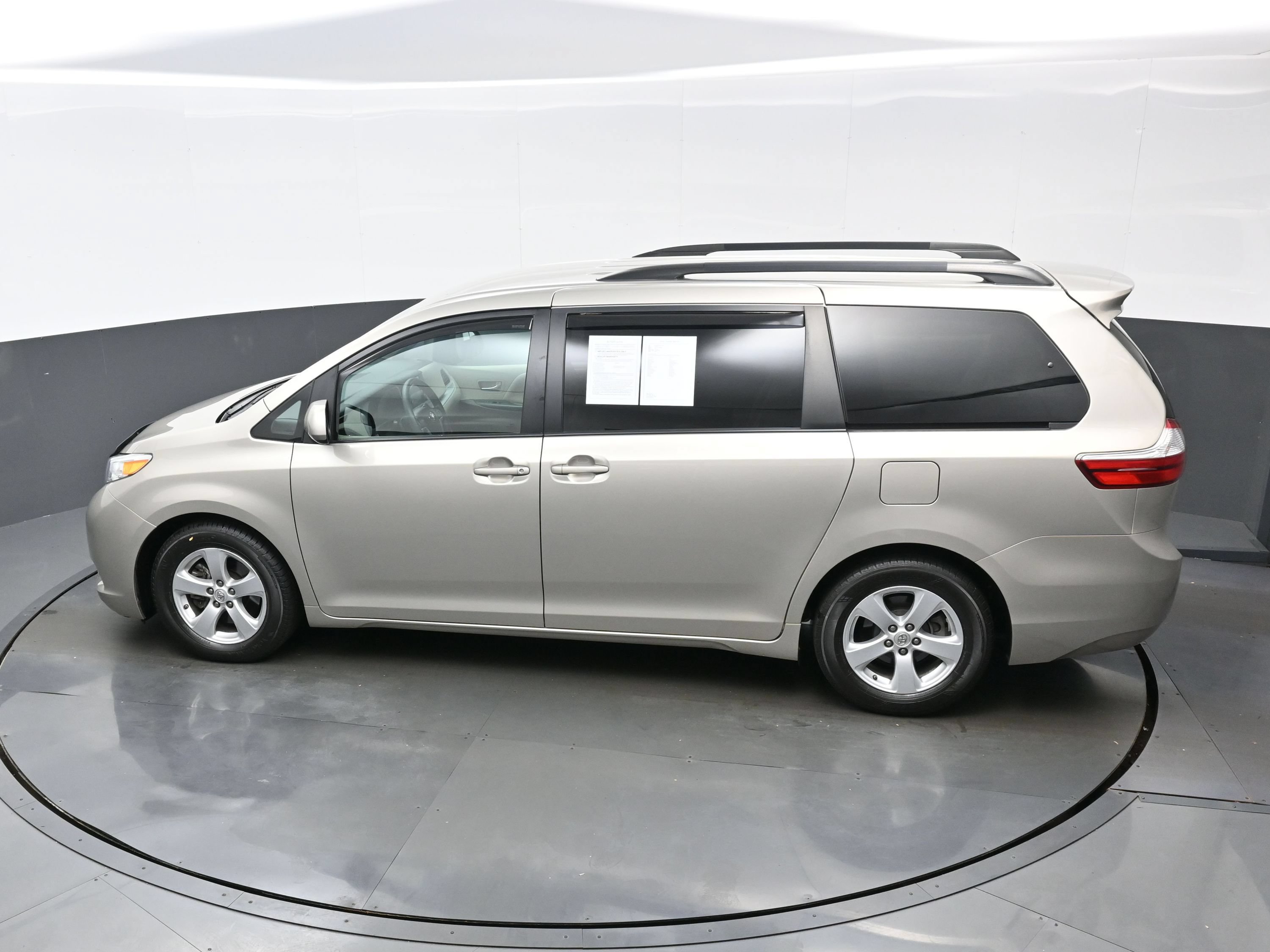 Used 2016 Toyota Sienna LE FWD image 34