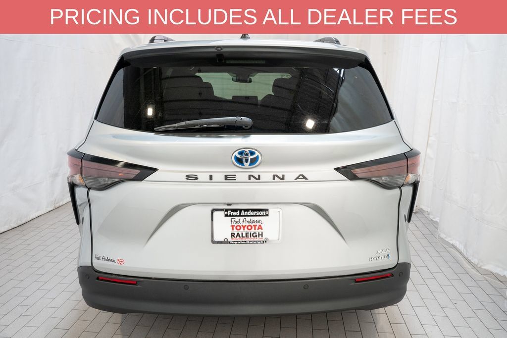 Certified 2023 Toyota Sienna XLE FWD image 4