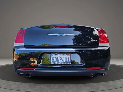 Used 2018 Chrysler 300 Limited image 8