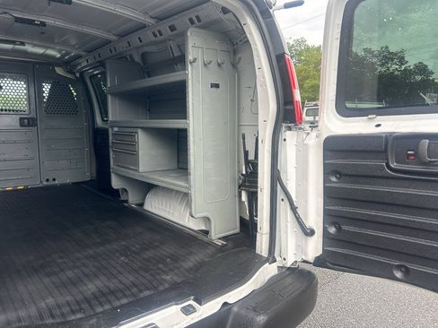 Used 2017 Chevrolet Express 2500 RWD image 20