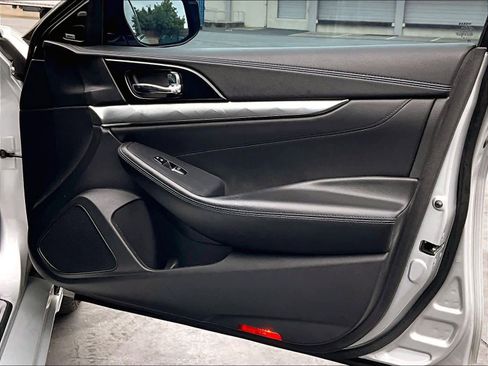 Used 2018 Nissan Maxima SR FWD image 27