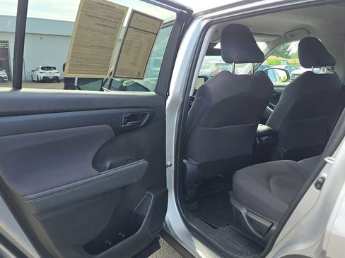 Used 2023 Toyota Highlander LE AWD/4WD image 16