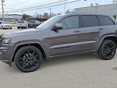 Used 2017 Jeep Grand Cherokee Altitude image 5